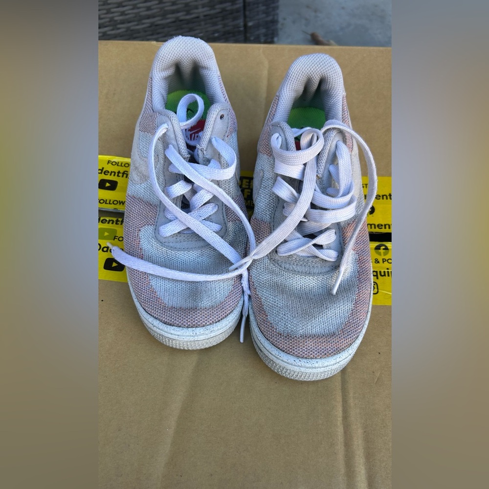Kids sneakers 
Size 3.5